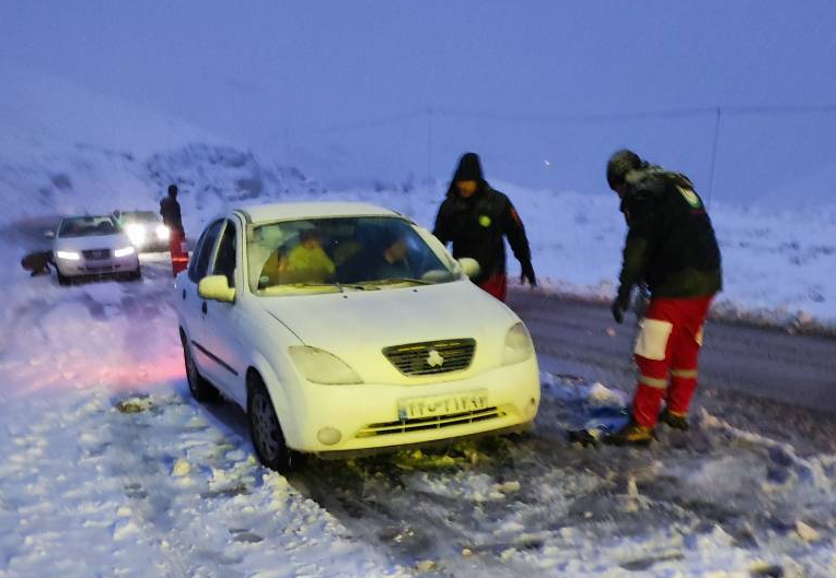 امدادرسانی نجاتگران هلال‌احمر زنجان به ۴۶۸ نفر متاثر از برف